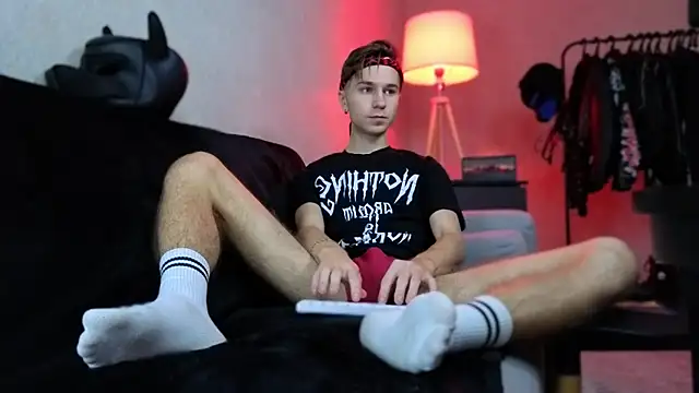 Joseph  Quinn online show from December 3, 5:41 am