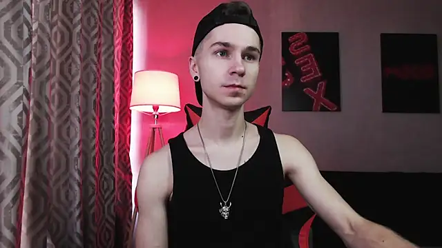 Joseph  Quinn online show from November 11, 7:14 am