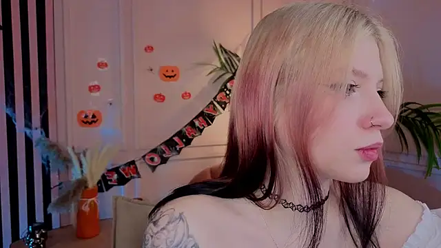 Snapshot of arielabradberry chatting on October 31, 10:34 am arielabradberry online show from October 31, 10:34 am