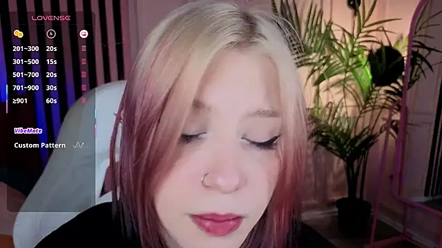 Snapshot of arielabradberry chatting on October 9, 3:45 pm arielabradberry online show from October 9, 3:45 pm