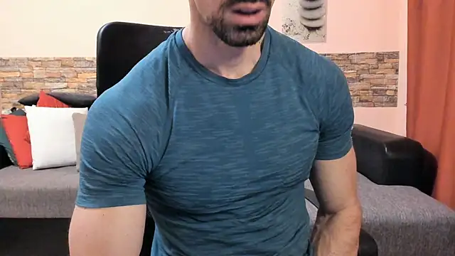 Snapshot of HotHunkTrainer chatting on June 18, 8:35 am HotHunkTrainer online show from June 18, 8:35 am