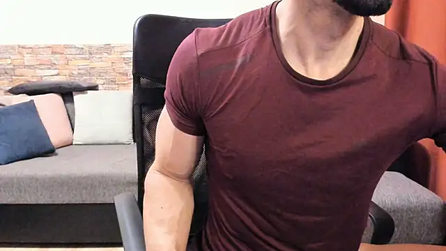 HotHunkTrainer online show from November 26, 8:03 am