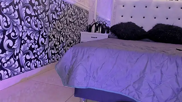 Snapshot of Foxy_Slave chatting on February 15, 11:17 am Foxy Slave online show from February 15, 11:17 am