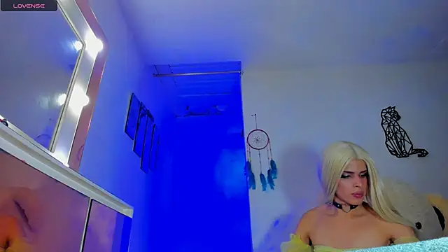 Snapshot of emperatrizhotwolf chatting on March 18, 7:44 am emperatrizhotwolf online show from March 18, 7:44 am