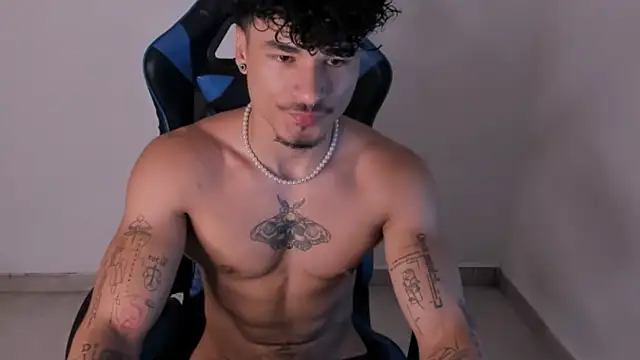 Snapshot of Thomas_Fit1 chatting on June 22, 12:13 pm Thomas Fit1 online show from June 22, 12:13 pm