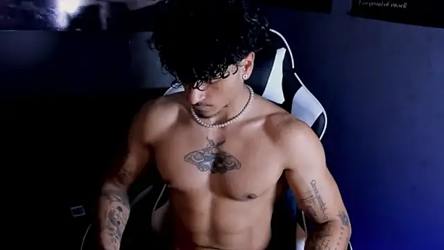 Snapshot of Thomas_Fit1 chatting on June 8, 12:16 am Thomas Fit1 online show from June 8, 12:16 am