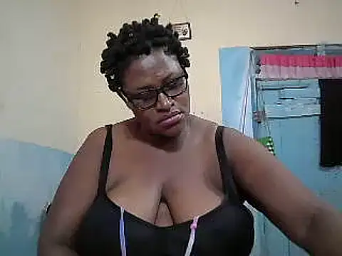 Snapshot of sexy_bigboobss chatting on May 8, 7:56 am sexy bigboobss online show from May 8, 7:56 am