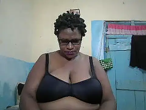 Snapshot of sexy_bigboobss chatting on May 13, 7:04 am sexy bigboobss online show from May 13, 7:04 am