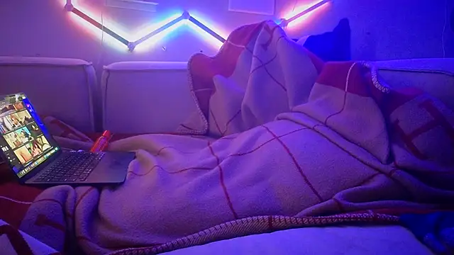 Snapshot of YouLikeBigDick9 chatting on October 15, 6:44 am YouLikeBigDick9 online show from October 15, 6:44 am