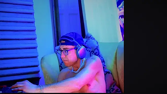 Snapshot of YouLikeBigDick9 chatting on January 4, 9:32 am YouLikeBigDick9 online show from January 4, 9:32 am