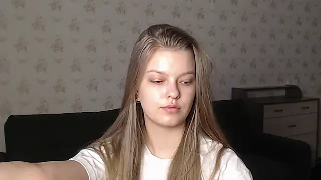 Snapshot of EmySway chatting on March 17, 11:00 am EmySway online show from March 17, 11:00 am