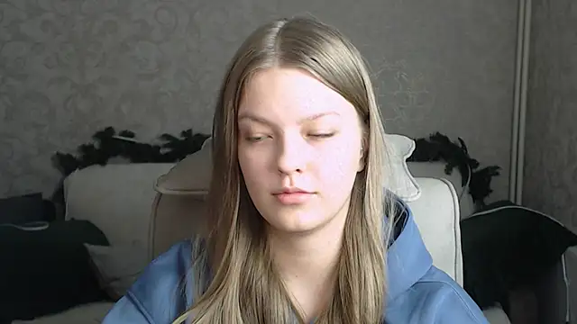 Snapshot of EmySway chatting on January 31, 2:07 pm EmySway online show from January 31, 2:07 pm