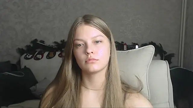 Snapshot of EmySway chatting on January 4, 5:16 pm EmySway online show from January 4, 5:16 pm