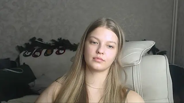 Snapshot of EmySway chatting on January 4, 8:16 pm EmySway online show from January 4, 8:16 pm