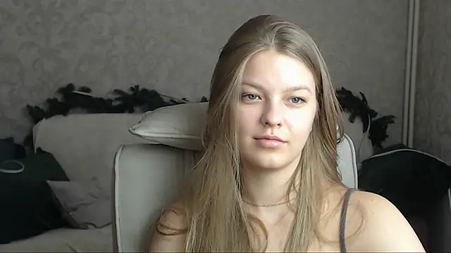 Snapshot of EmySway chatting on January 30, 4:37 am EmySway online show from January 30, 4:37 am