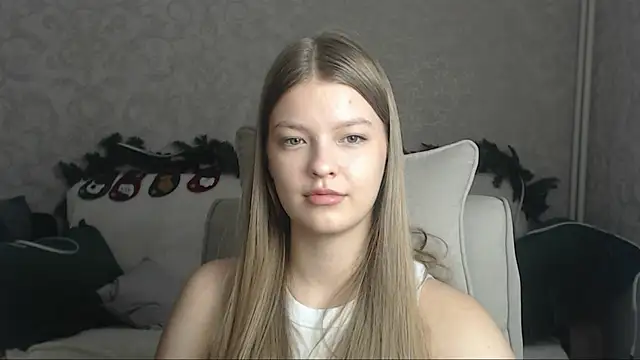Snapshot of EmySway chatting on December 31, 8:26 am EmySway online show from December 31, 8:26 am