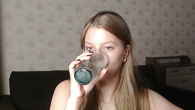 Snapshot of EmySway chatting on February 11, 12:36 pm EmySway online show from February 11, 12:36 pm