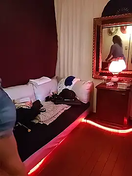 Snapshot of SelenaHouston chatting on February 19, 5:37 am SelenaHouston online show from February 19, 5:37 am