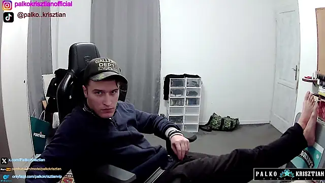 Snapshot of PKrisztian chatting on November 27, 10:32 pm PKrisztian online show from November 27, 10:32 pm