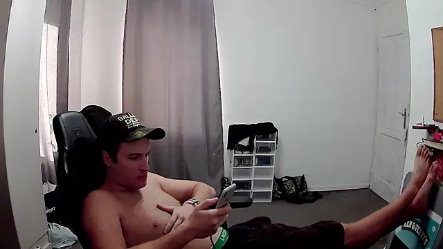 Snapshot of PKrisztian chatting on October 13, 1:34 pm PKrisztian online show from October 13, 1:34 pm