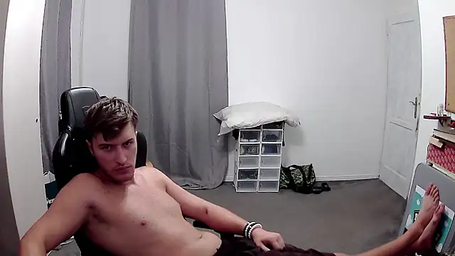 Snapshot of PKrisztian chatting on September 10, 8:19 pm PKrisztian online show from September 10, 8:19 pm