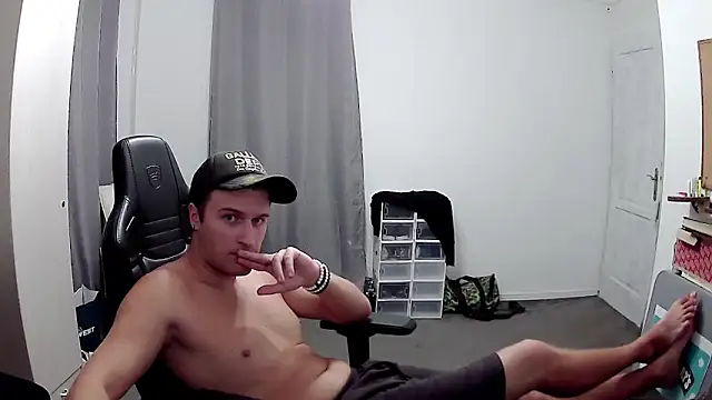 Snapshot of PKrisztian chatting on September 28, 4:03 pm PKrisztian online show from September 28, 4:03 pm