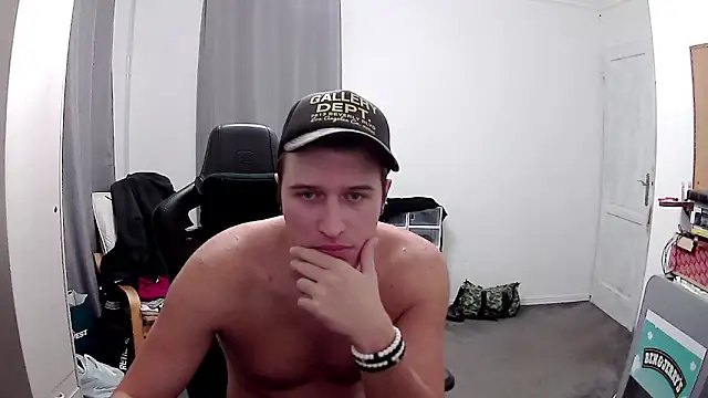 Snapshot of PKrisztian chatting on October 27, 8:43 pm PKrisztian online show from October 27, 8:43 pm