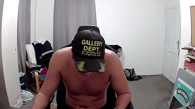 Snapshot of PKrisztian chatting on October 3, 4:08 pm PKrisztian online show from October 3, 4:08 pm