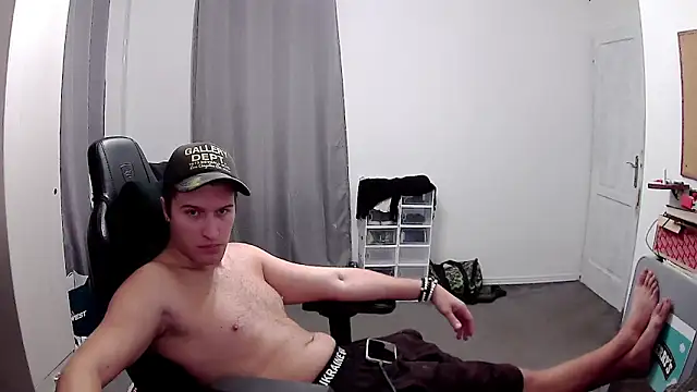 Snapshot of PKrisztian chatting on October 14, 2:50 pm PKrisztian online show from October 14, 2:50 pm
