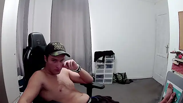 Snapshot of PKrisztian chatting on October 10, 10:49 am PKrisztian online show from October 10, 10:49 am