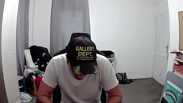 Snapshot of PKrisztian chatting on October 8, 7:32 am PKrisztian online show from October 8, 7:32 am