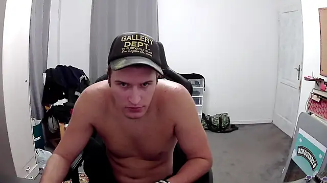 Snapshot of PKrisztian chatting on October 19, 9:39 pm PKrisztian online show from October 19, 9:39 pm