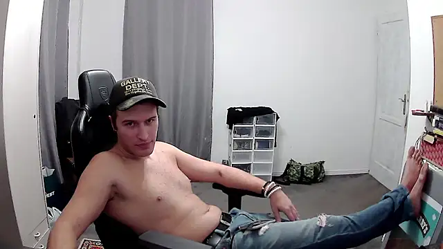 Snapshot of PKrisztian chatting on October 28, 6:51 pm PKrisztian online show from October 28, 6:51 pm