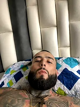 Snapshot of alito998 chatting on December 16, 8:35 pm alito998 online show from December 16, 8:35 pm