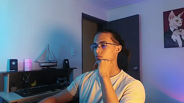 Snapshot of alejo_x3 chatting on October 28, 12:44 am alejo x3 online show from October 28, 12:44 am