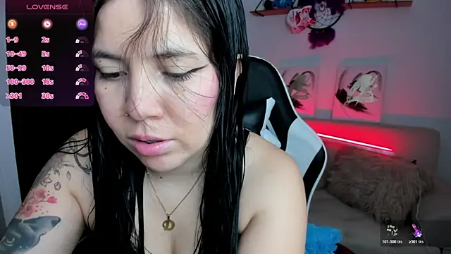 Snapshot of AilynRed chatting on October 19, 1:30 am AilynRed online show from October 19, 1:30 am