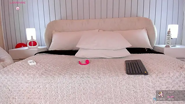 Maia Collins online show from February 24, 7:59 pm