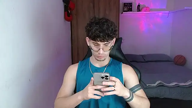 Kisan Smith online show from March 12, 2:39 am