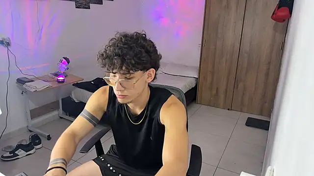 Kisan Smith online show from November 11, 1:44 am