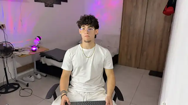 Kisan Smith online show from November 14, 1:42 am