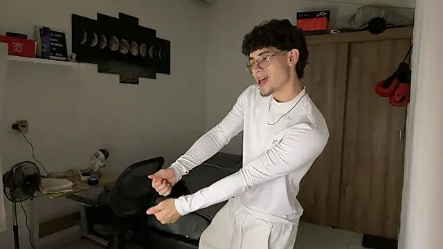 Kisan Smith online show from November 21, 1:37 am