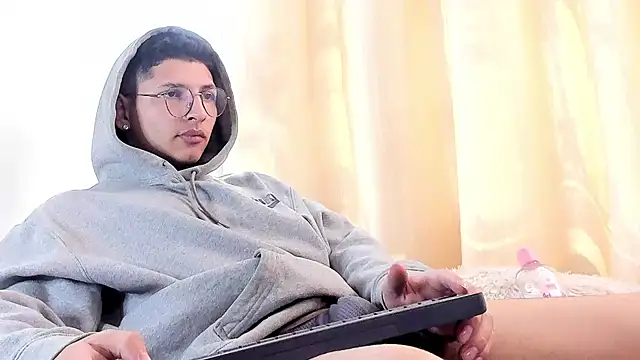 a lejandro 0 8 online show from February 9, 7:41 pm