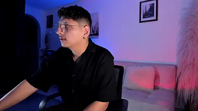 Snapshot of a_lejandro_0_8 chatting on November 19, 3:56 pm a lejandro 0 8 online show from November 19, 3:56 pm