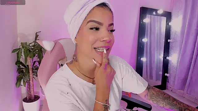 EmmaRusellx online show from April 16, 9:37 pm