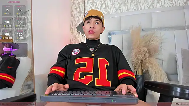 Snapshot of 1m_Joel chatting on December 15, 5:02 am 1m Joel online show from December 15, 5:02 am