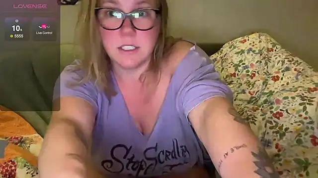 Snapshot of GlitterKitty108 chatting on November 18, 10:29 am GlitterKitty108 online show from November 18, 10:29 am