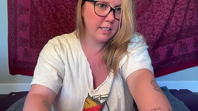 Snapshot of GlitterKitty108 chatting on May 28, 9:54 pm GlitterKitty108 online show from May 28, 9:54 pm