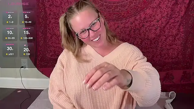 Snapshot of GlitterKitty108 chatting on October 25, 1:23 pm GlitterKitty108 online show from October 25, 1:23 pm