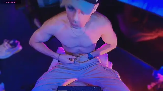 Snapshot of sexyboycolombi4 chatting on December 1, 7:53 am sexyboycolombi4 online show from December 1, 7:53 am