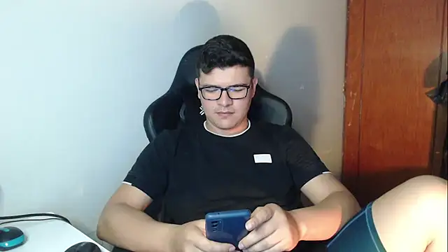 Snapshot of Plug_Control chatting on December 18, 5:28 pm Plug Control online show from December 18, 5:28 pm